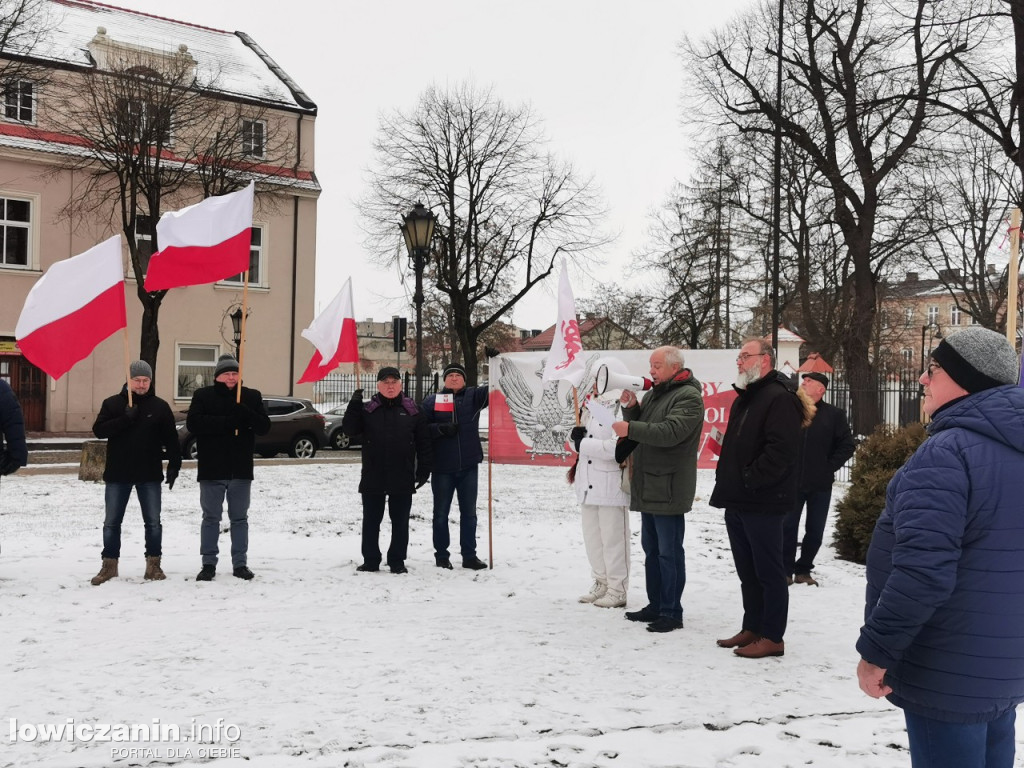 Łowicz. Pikieta zwolenników PiS