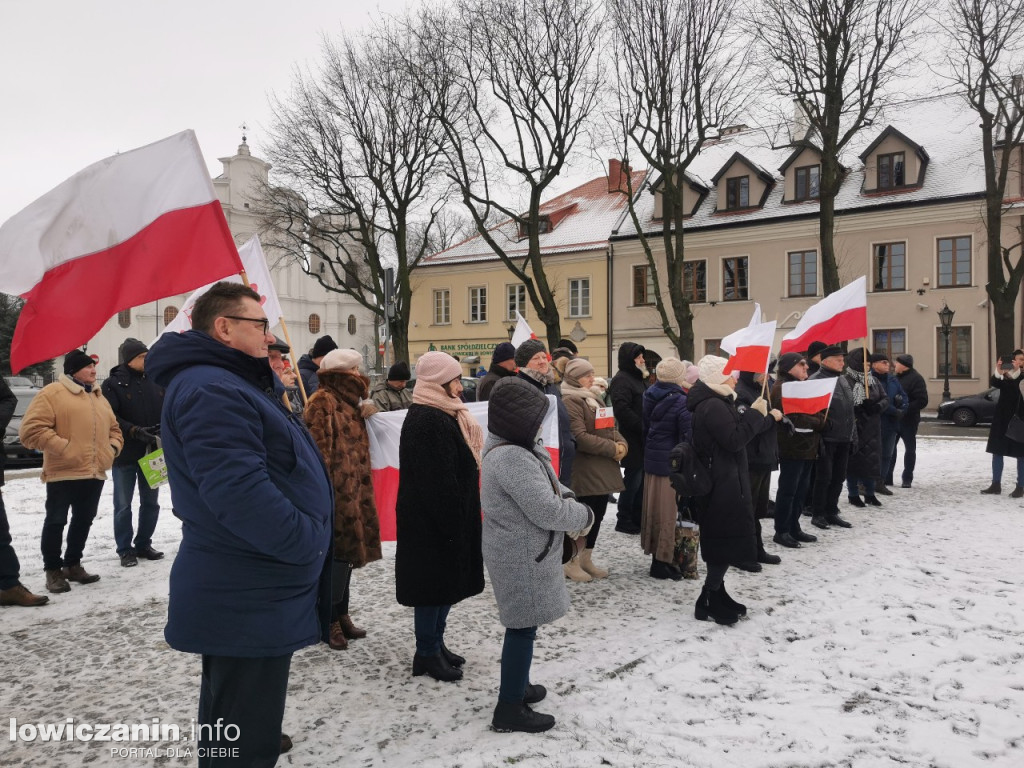 Łowicz. Pikieta zwolenników PiS