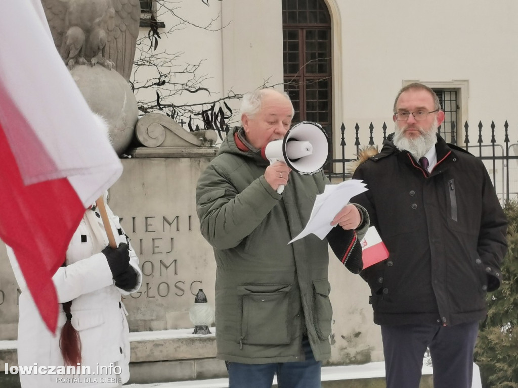 Łowicz. Pikieta zwolenników PiS