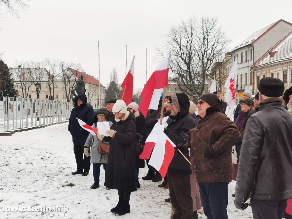 Łowicz. Pikieta zwolenników PiS