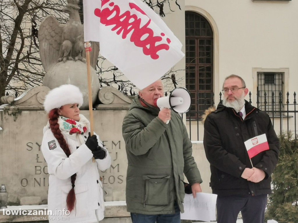 Łowicz. Pikieta zwolenników PiS