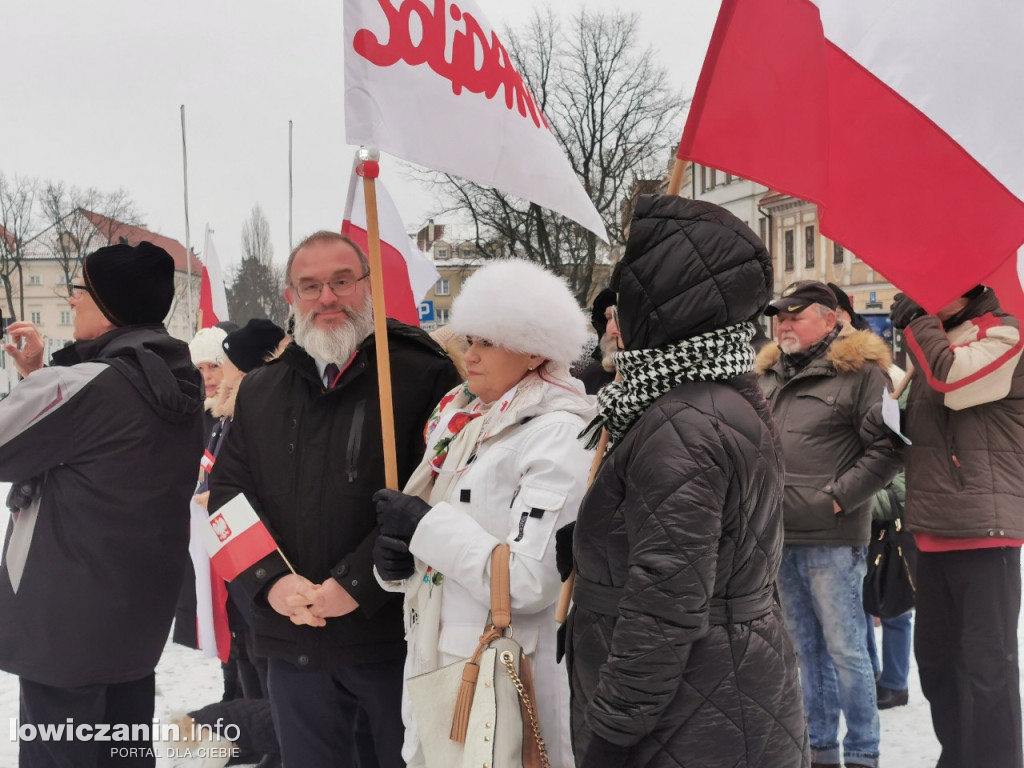 Łowicz. Pikieta zwolenników PiS