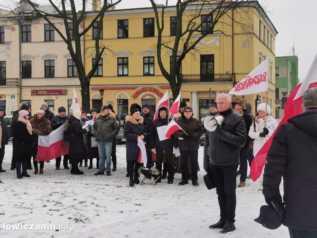 Łowicz. Pikieta zwolenników PiS