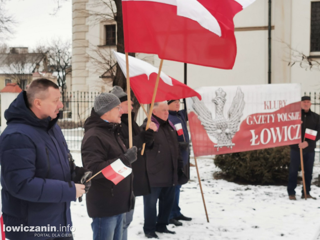 Łowicz. Pikieta zwolenników PiS