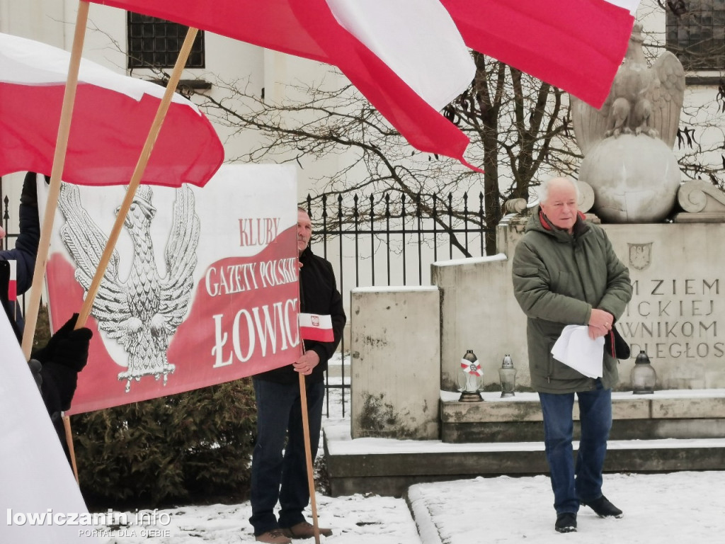 Łowicz. Pikieta zwolenników PiS