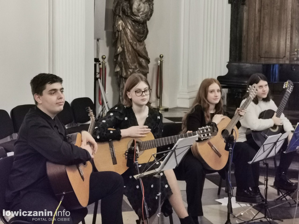 Muzeum w Łowiczu. Koncert Orkiestry Gitarowej