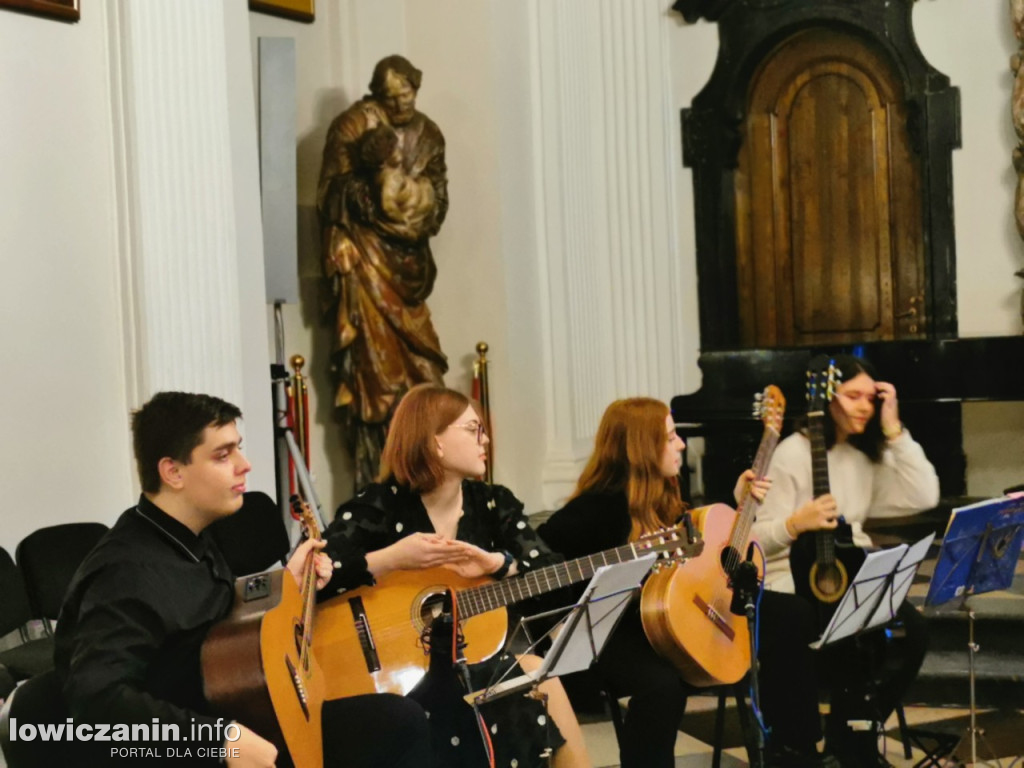Muzeum w Łowiczu. Koncert Orkiestry Gitarowej