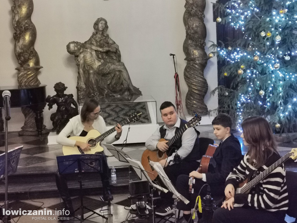 Muzeum w Łowiczu. Koncert Orkiestry Gitarowej