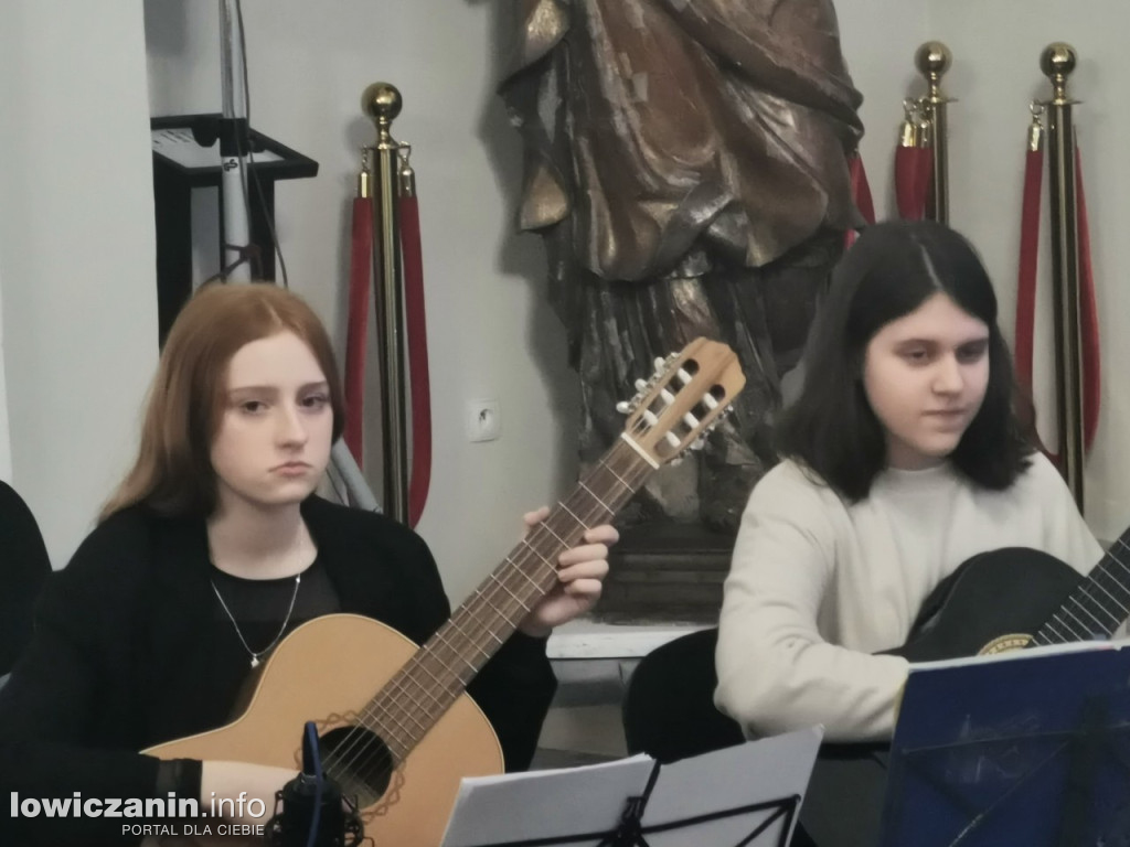 Muzeum w Łowiczu. Koncert Orkiestry Gitarowej