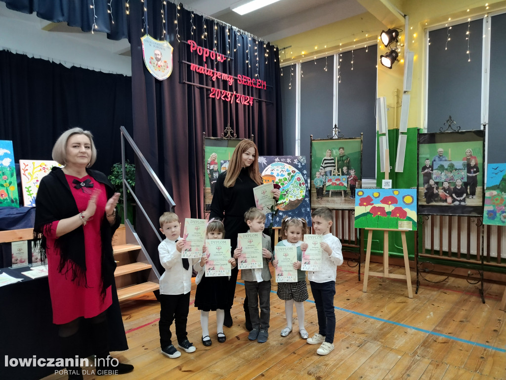 Wernisaż wystawy prac malarskich „Malujemy sercem III” w Popowie
