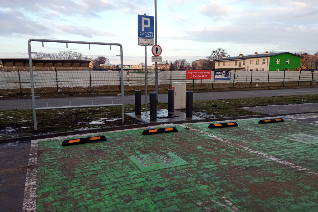 Pod kolejnym sklepem w Łowiczu powstaje stacja ładowania elektryków