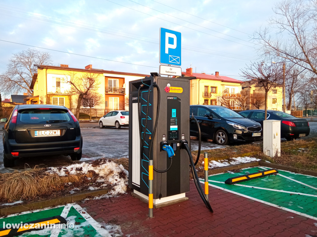 Pod kolejnym sklepem w Łowiczu powstaje stacja ładowania elektryków