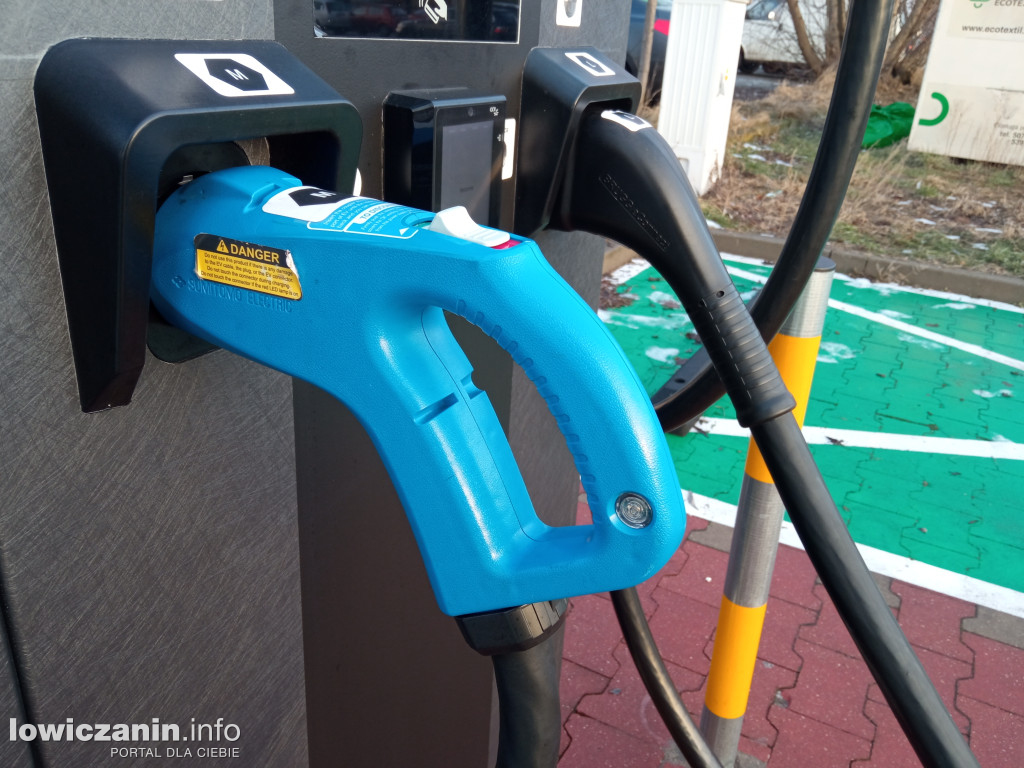 Pod kolejnym sklepem w Łowiczu powstaje stacja ładowania elektryków