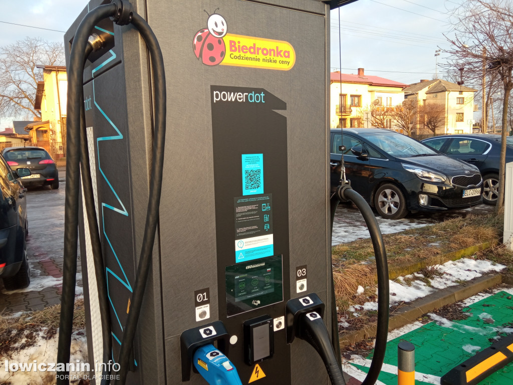 Pod kolejnym sklepem w Łowiczu powstaje stacja ładowania elektryków