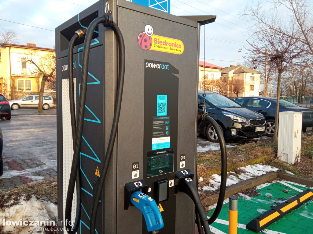 Pod kolejnym sklepem w Łowiczu powstaje stacja ładowania elektryków