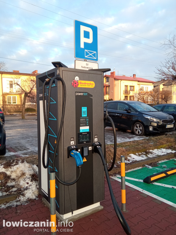 Pod kolejnym sklepem w Łowiczu powstaje stacja ładowania elektryków