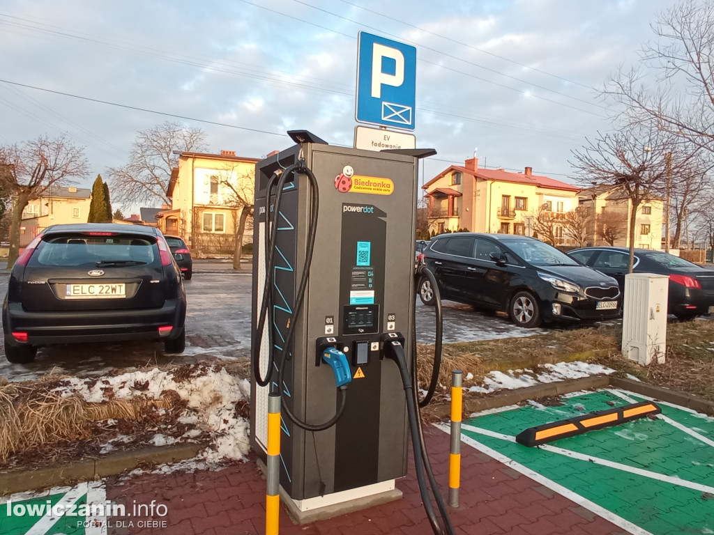 Pod kolejnym sklepem w Łowiczu powstaje stacja ładowania elektryków