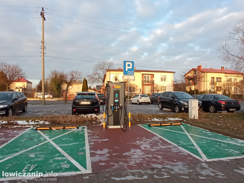 Pod kolejnym sklepem w Łowiczu powstaje stacja ładowania elektryków