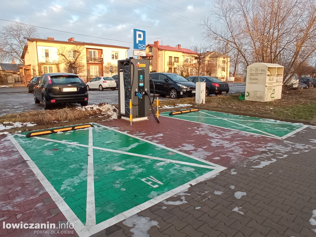 Pod kolejnym sklepem w Łowiczu powstaje stacja ładowania elektryków