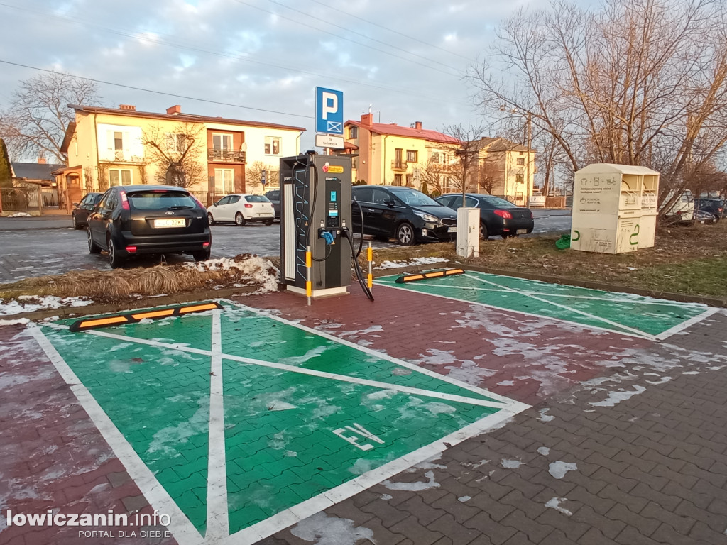 Pod kolejnym sklepem w Łowiczu powstaje stacja ładowania elektryków