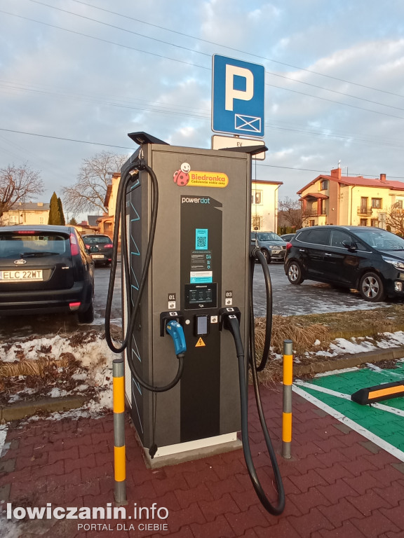 Pod kolejnym sklepem w Łowiczu powstaje stacja ładowania elektryków