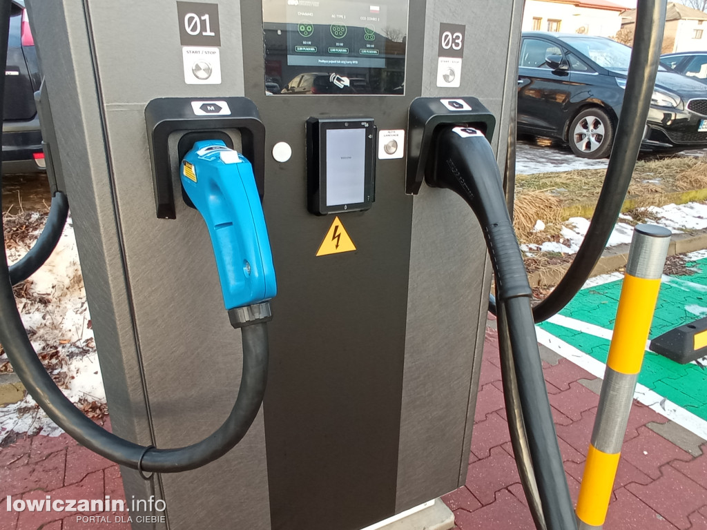 Pod kolejnym sklepem w Łowiczu powstaje stacja ładowania elektryków