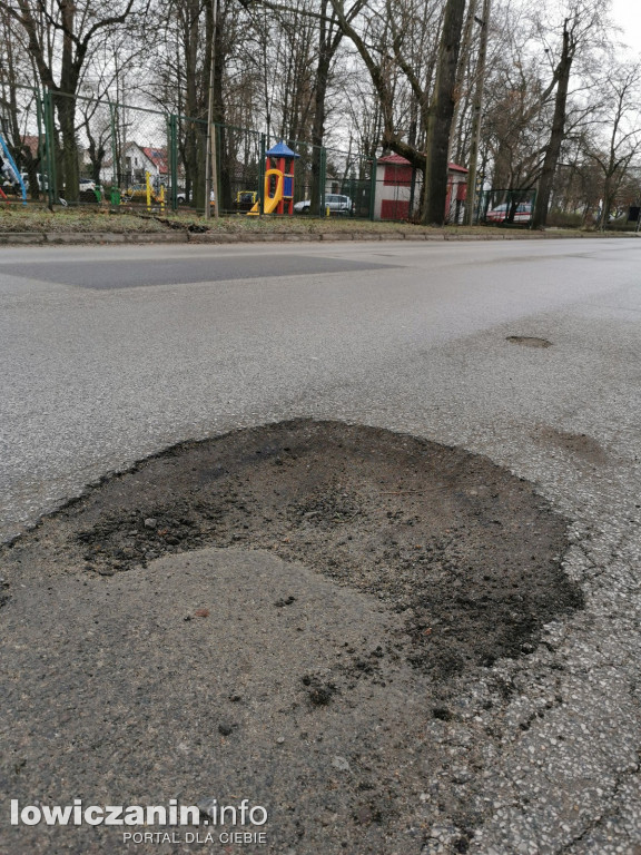 Łowicz. dziurawe ulice po zimie.