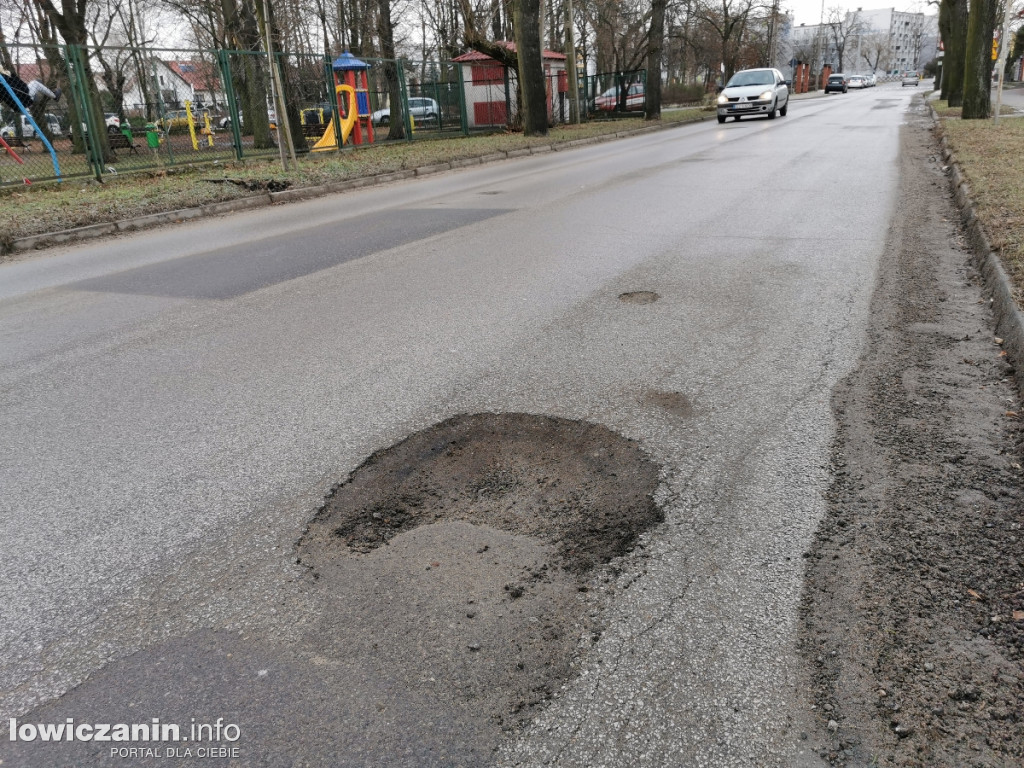 Łowicz. dziurawe ulice po zimie.
