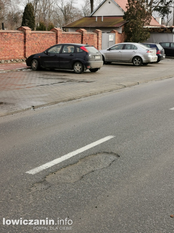Łowicz. dziurawe ulice po zimie.