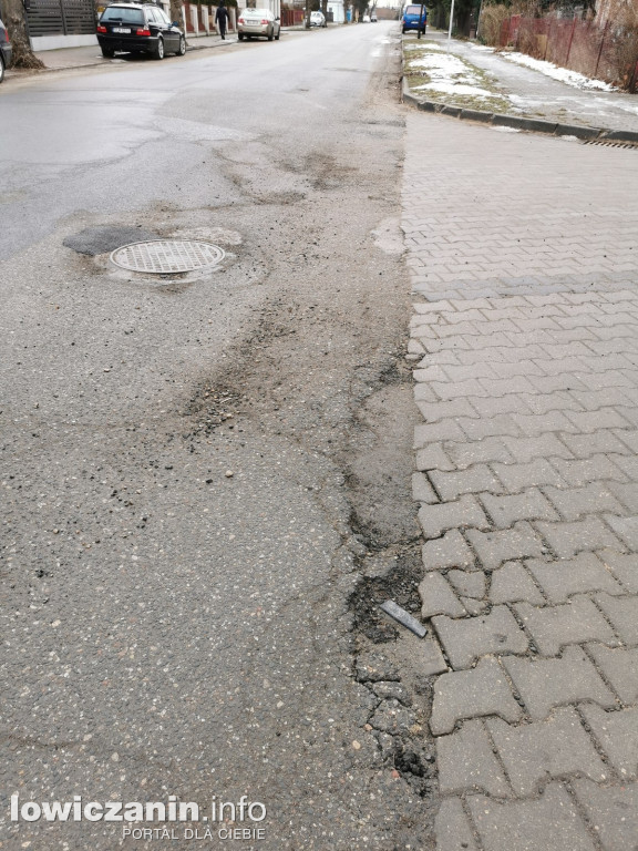 Łowicz. dziurawe ulice po zimie.