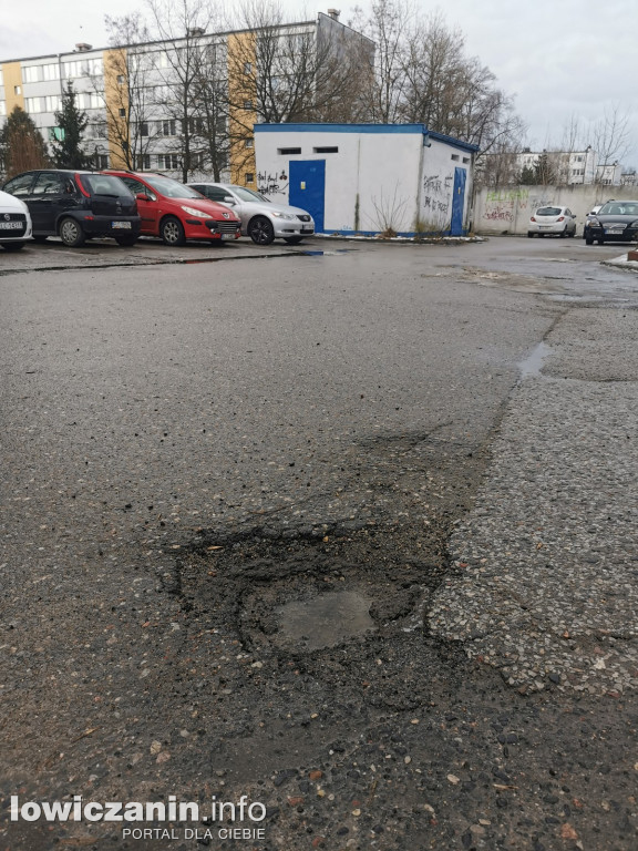 Łowicz. dziurawe ulice po zimie.