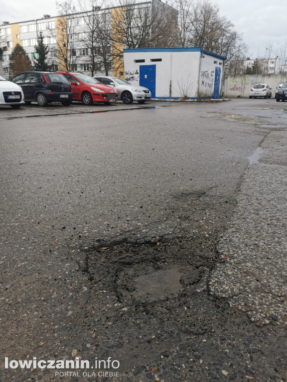 Łowicz. dziurawe ulice po zimie.