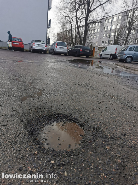 Łowicz. dziurawe ulice po zimie.