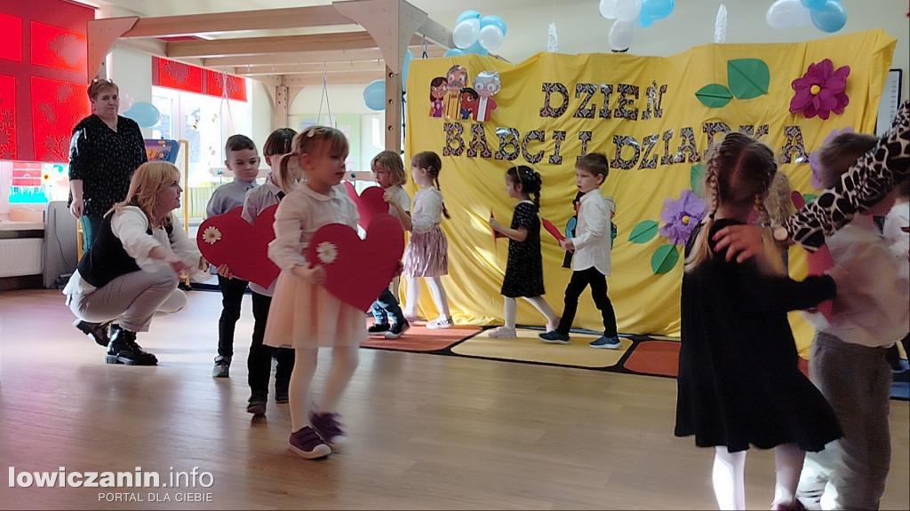 Łowicz. Dzień Babci i Dziadka w przedszkolu Jaś i Małgosia