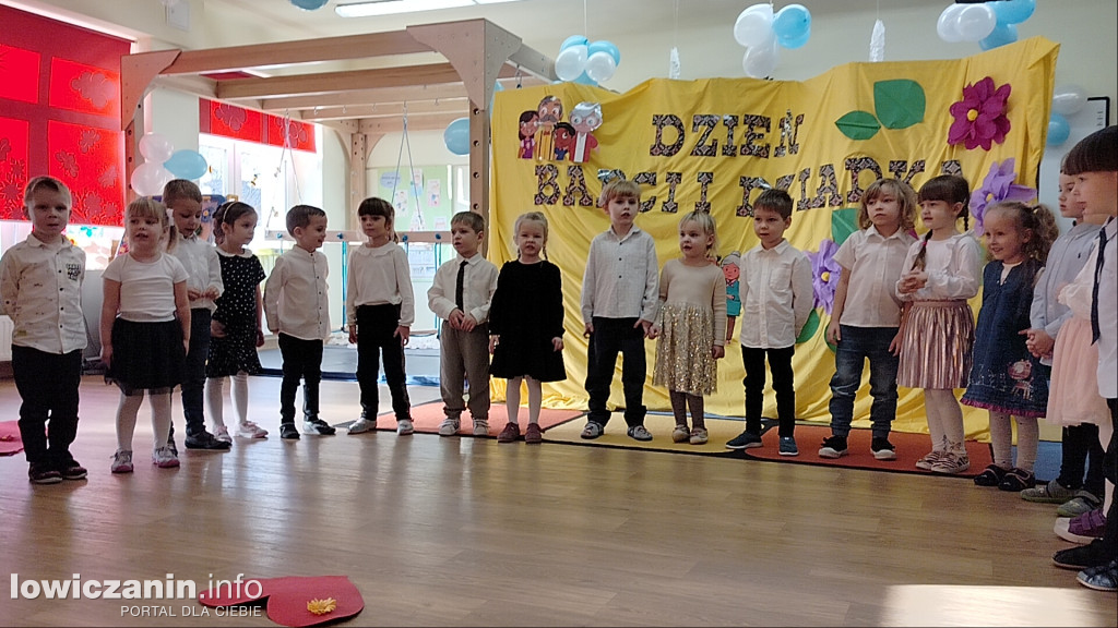 Łowicz. Dzień Babci i Dziadka w przedszkolu Jaś i Małgosia