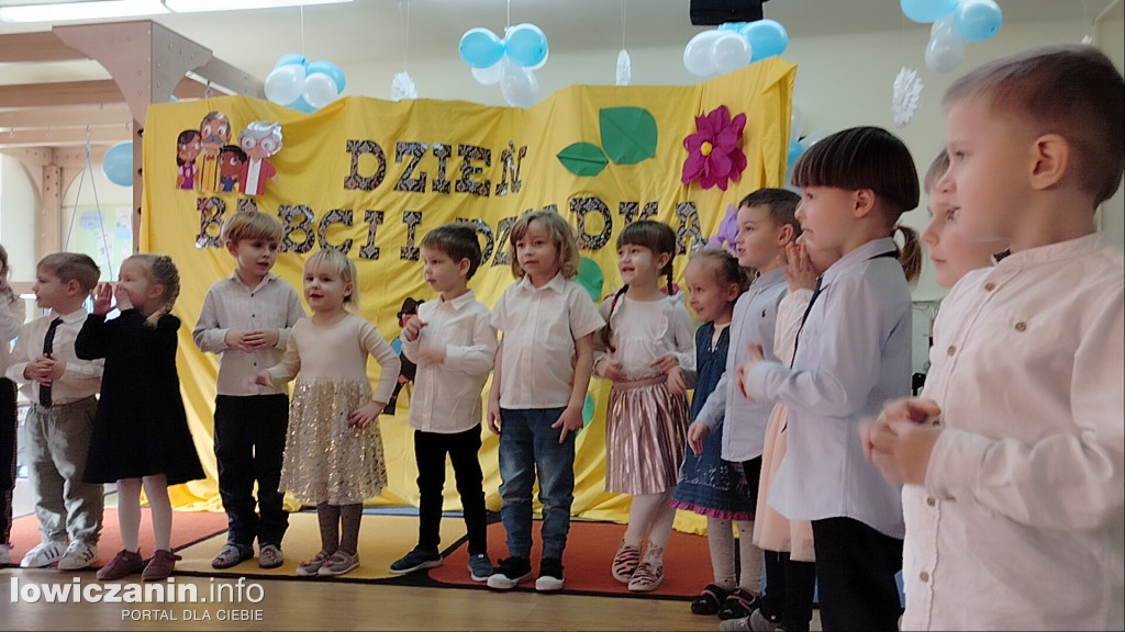 Łowicz. Dzień Babci i Dziadka w przedszkolu Jaś i Małgosia
