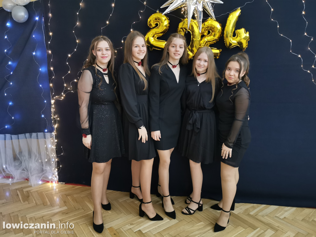 Polonez VIII klas i zabawa choinkowa w szkole w Kocierzewie