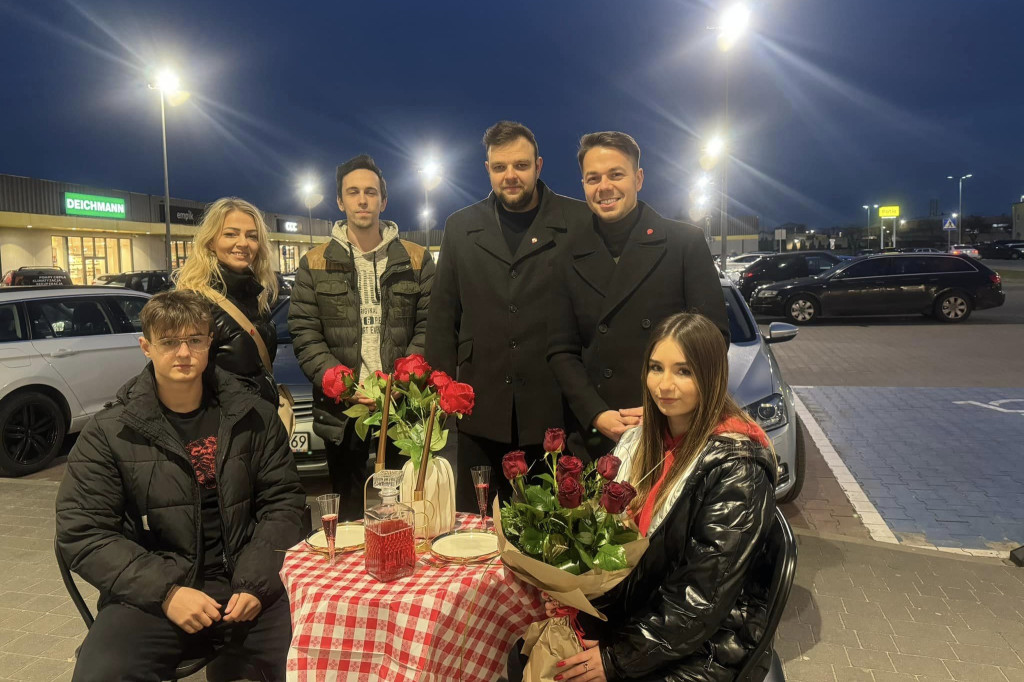Randka na parkingu centrum handlowego w Łowiczu?