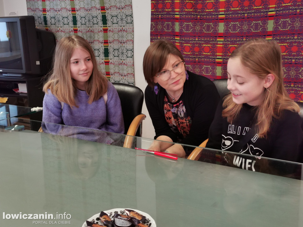 Zajęcia z szydełkowania w łowickim muzeum.