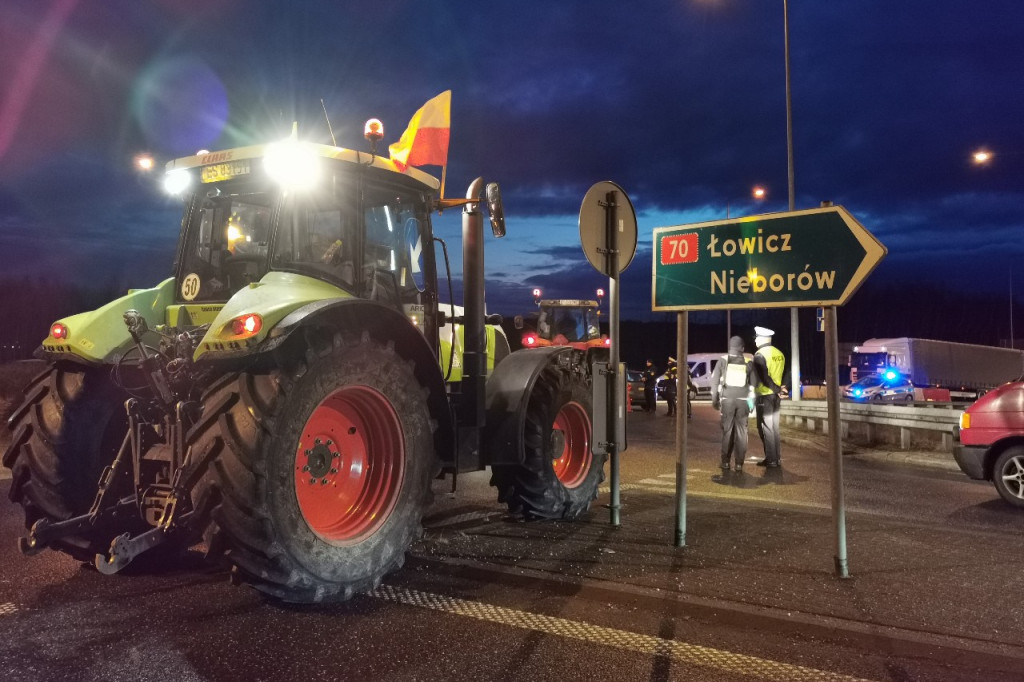 Rolnicy blokują rondo na DK 70
