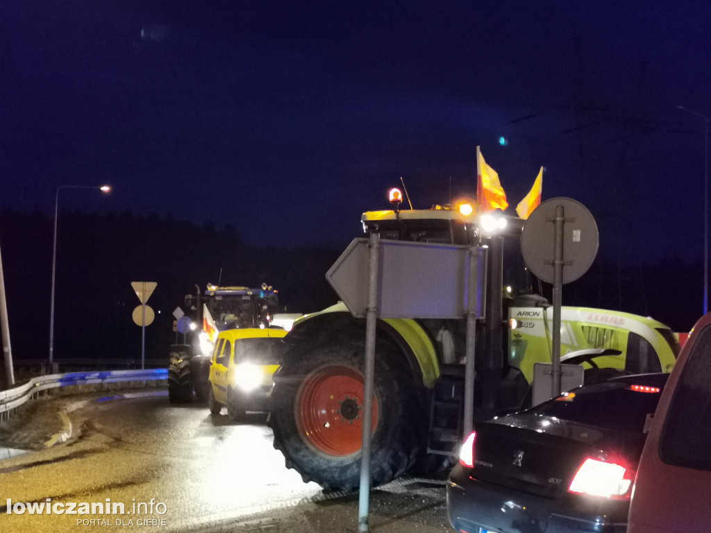 Rolnicy blokują rondo na DK 70