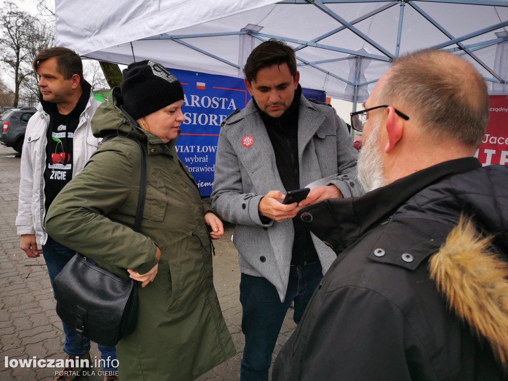 PiS zbiera podpisy na targowisku w Łowiczu
