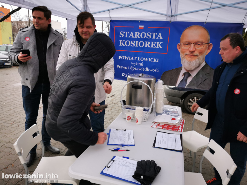 PiS zbiera podpisy na targowisku w Łowiczu