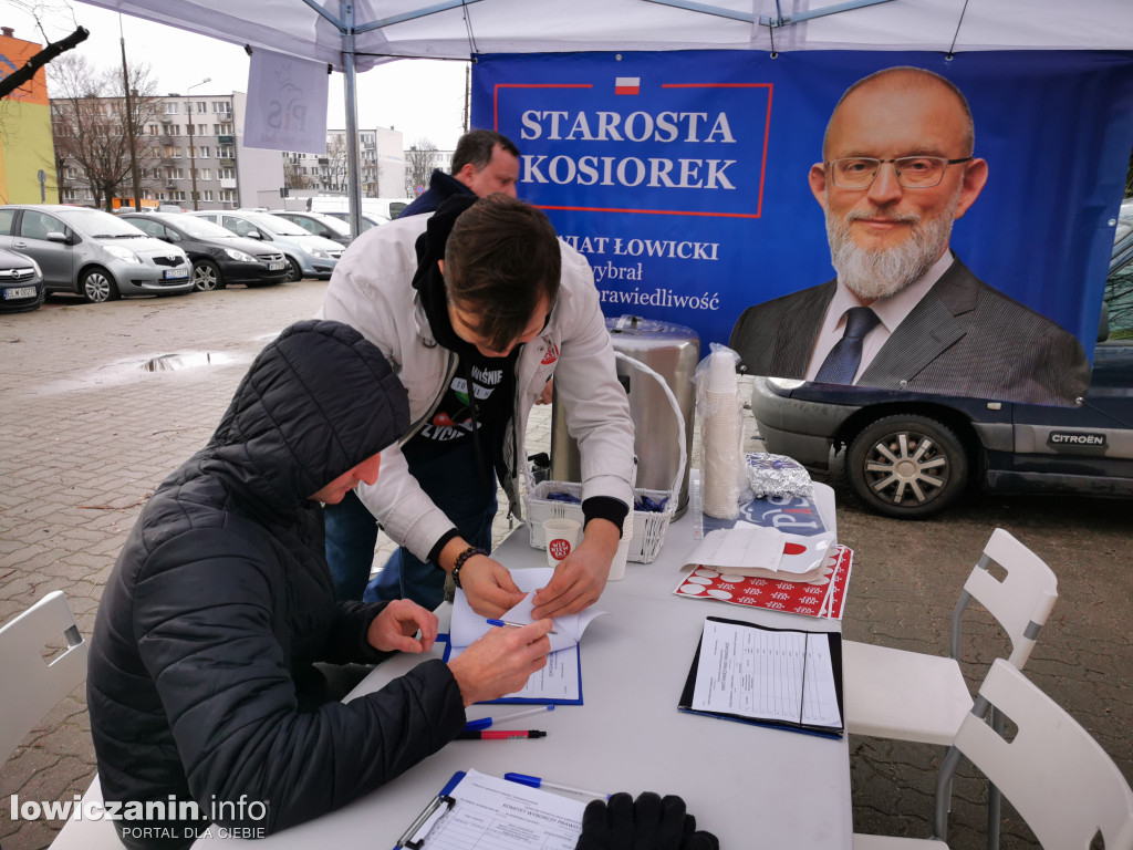 PiS zbiera podpisy na targowisku w Łowiczu