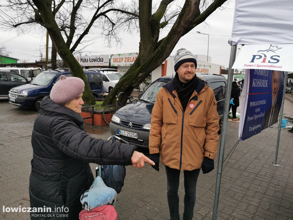 PiS zbiera podpisy na targowisku w Łowiczu