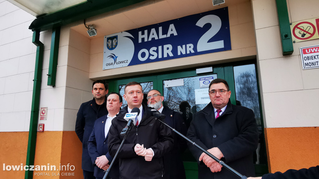 Konferencja PiS przed halą OSiR 2 w Łowiczu