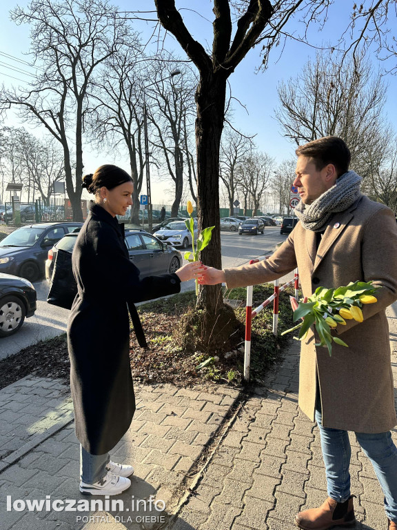 Łączy nas Łowicz od rana rozdaje tulipany na Dzień Kobiet