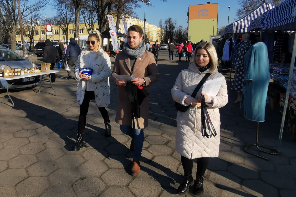 Kandydaci promują się na targowisku