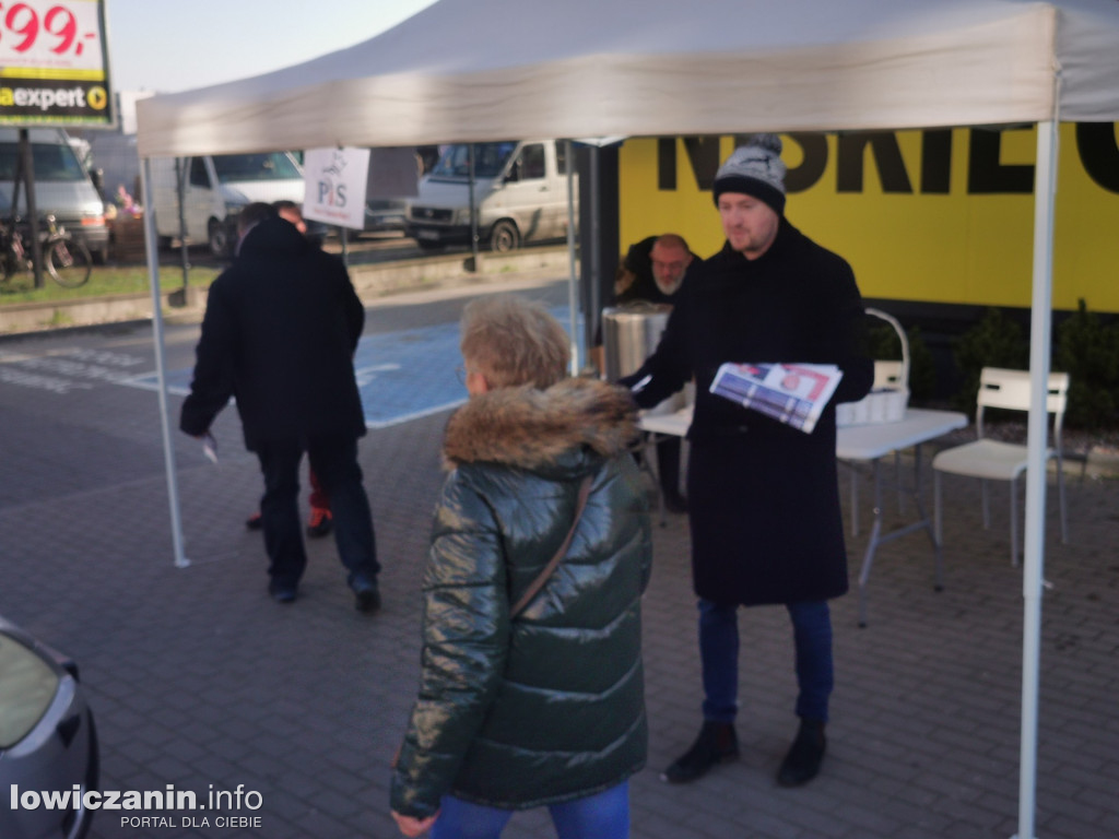 Kandydaci promują się na targowisku