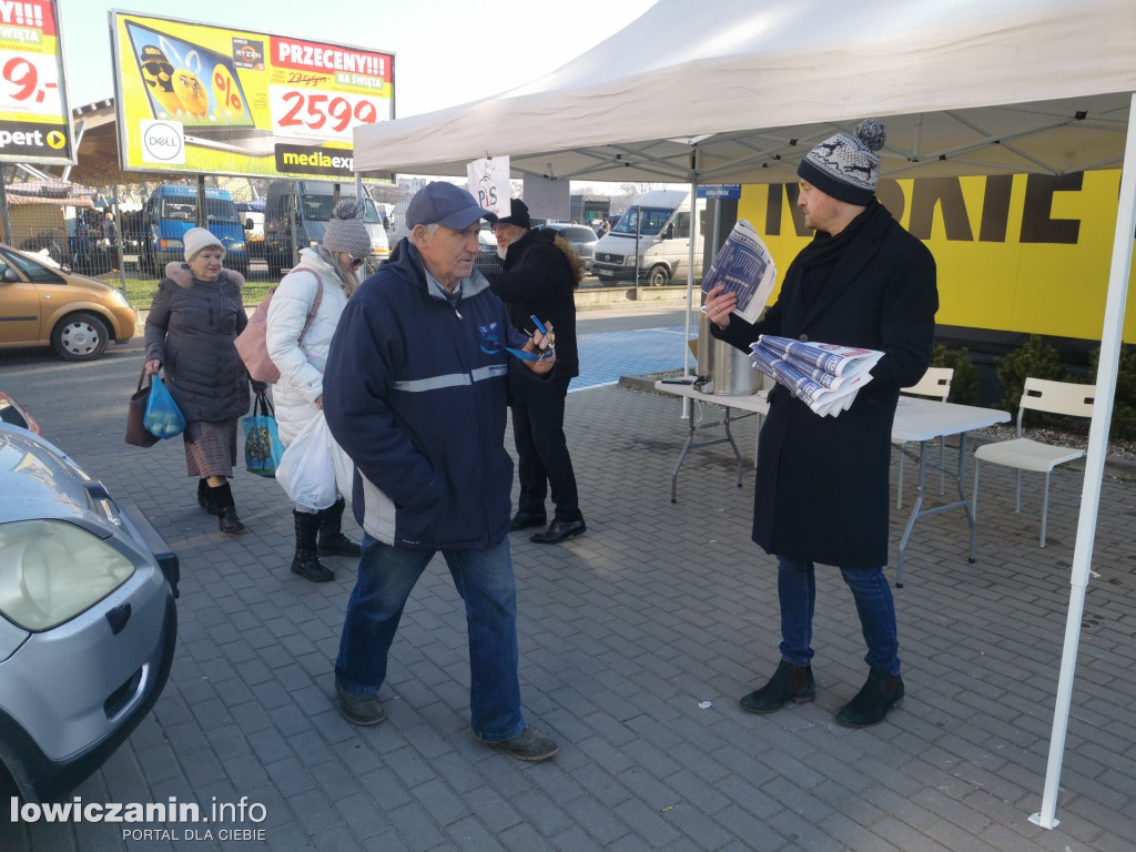 Kandydaci promują się na targowisku